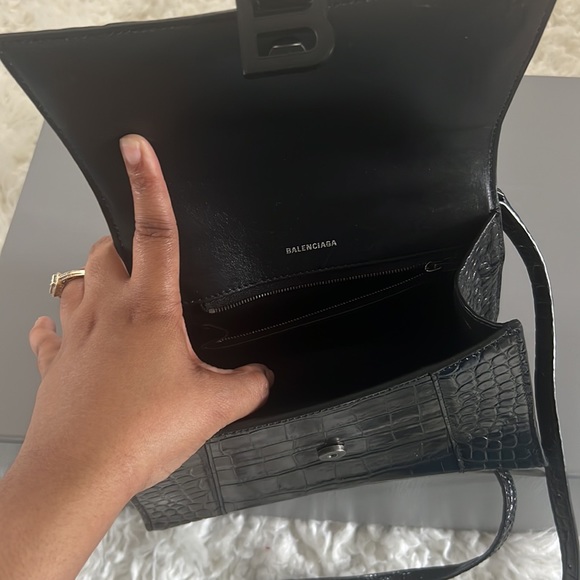 Balenciaga's bag has only been used five times. It comes with the original box . - Picture 4 of 8